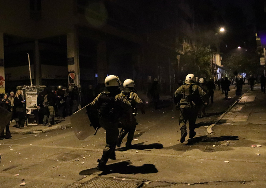 Επέτειος Γρηγορόπουλου: Μολότοφ και δεκάδες προσαγωγές στα Εξάρχεια μετά την ειρηνική πορεία