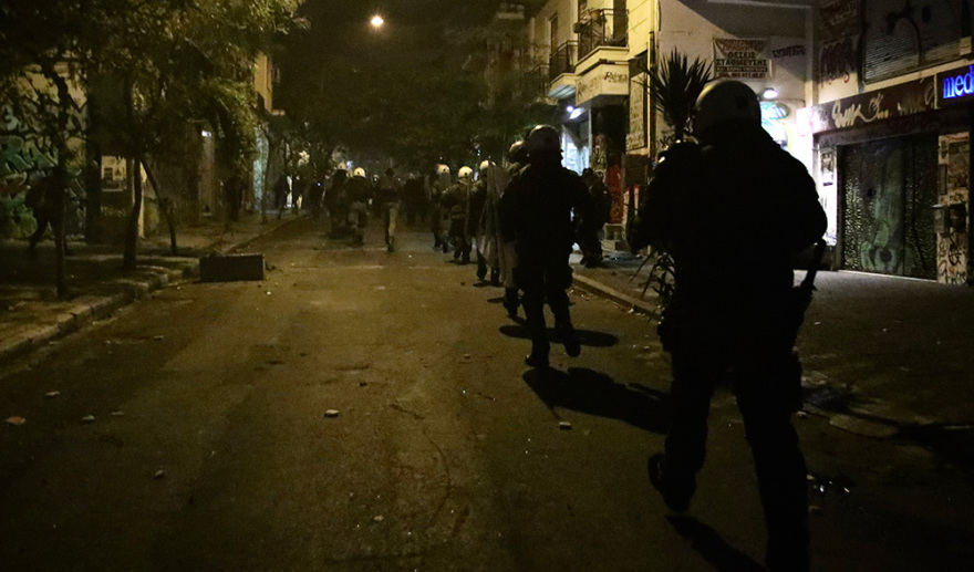 Επέτειος Γρηγορόπουλου: Μολότοφ και δεκάδες προσαγωγές στα Εξάρχεια μετά την ειρηνική πορεία