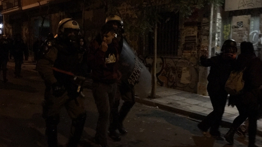 Επέτειος Γρηγορόπουλου: Μολότοφ και δεκάδες προσαγωγές στα Εξάρχεια μετά την ειρηνική πορεία