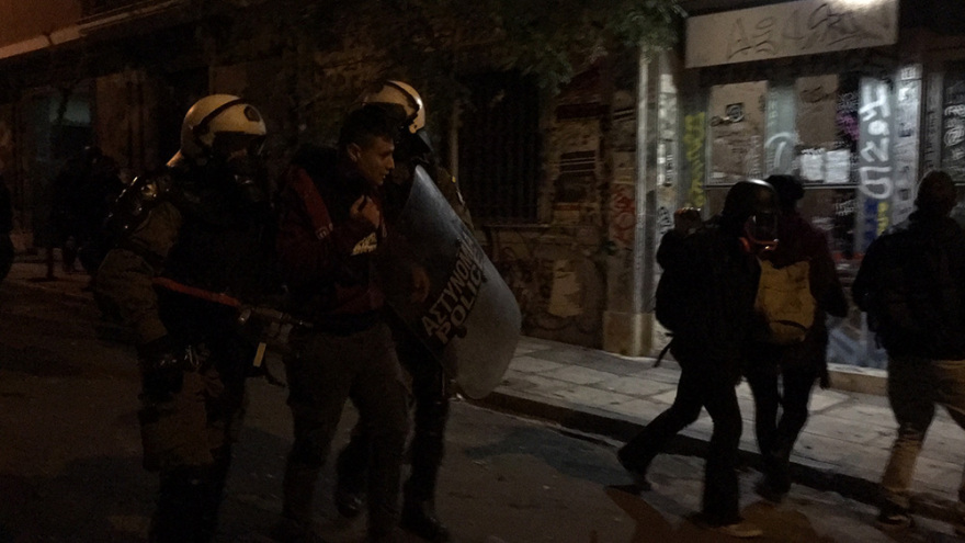 Επέτειος Γρηγορόπουλου: Μολότοφ και δεκάδες προσαγωγές στα Εξάρχεια μετά την ειρηνική πορεία