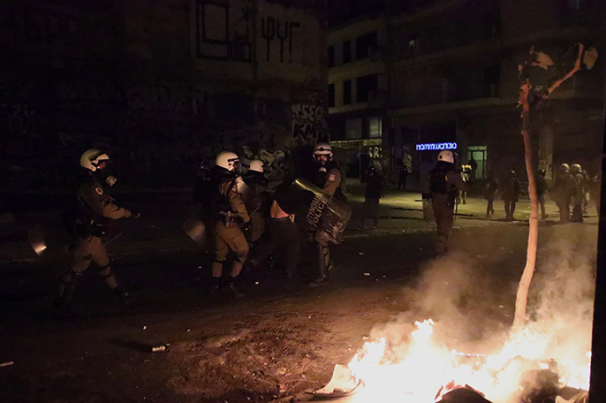 Επέτειος Γρηγορόπουλου: Μολότοφ και δεκάδες προσαγωγές στα Εξάρχεια μετά την ειρηνική πορεία