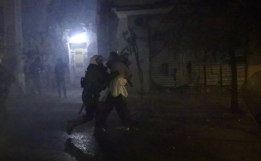 Επέτειος Γρηγορόπουλου: Μολότοφ και δεκάδες προσαγωγές στα Εξάρχεια μετά την ειρηνική πορεία