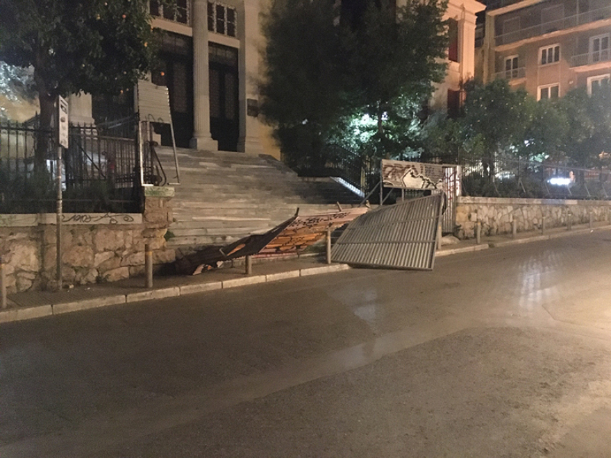 Επέτειος Γρηγορόπουλου: Μολότοφ και δεκάδες προσαγωγές στα Εξάρχεια μετά την ειρηνική πορεία