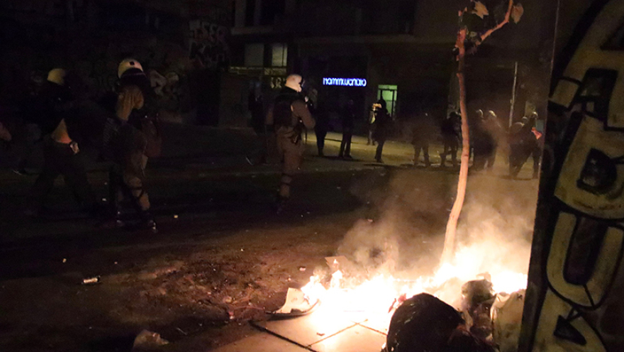 Επέτειος Γρηγορόπουλου: Μολότοφ και δεκάδες προσαγωγές στα Εξάρχεια μετά την ειρηνική πορεία