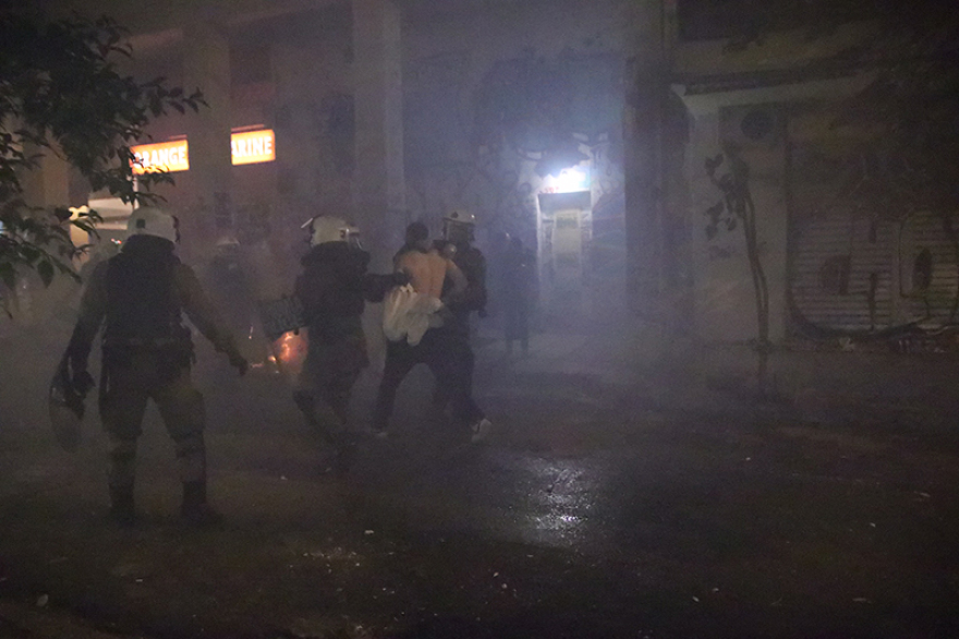 Επέτειος Γρηγορόπουλου: Μολότοφ και δεκάδες προσαγωγές στα Εξάρχεια μετά την ειρηνική πορεία