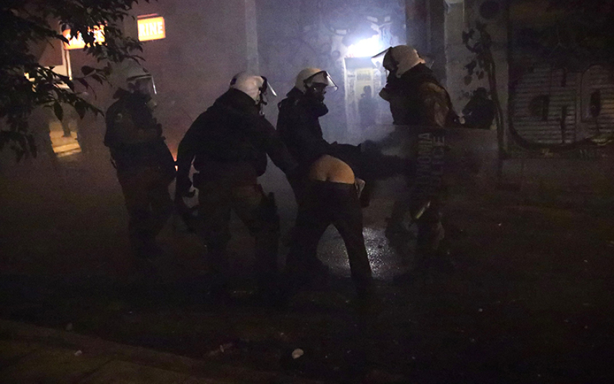 Επέτειος Γρηγορόπουλου: Μολότοφ και δεκάδες προσαγωγές στα Εξάρχεια μετά την ειρηνική πορεία