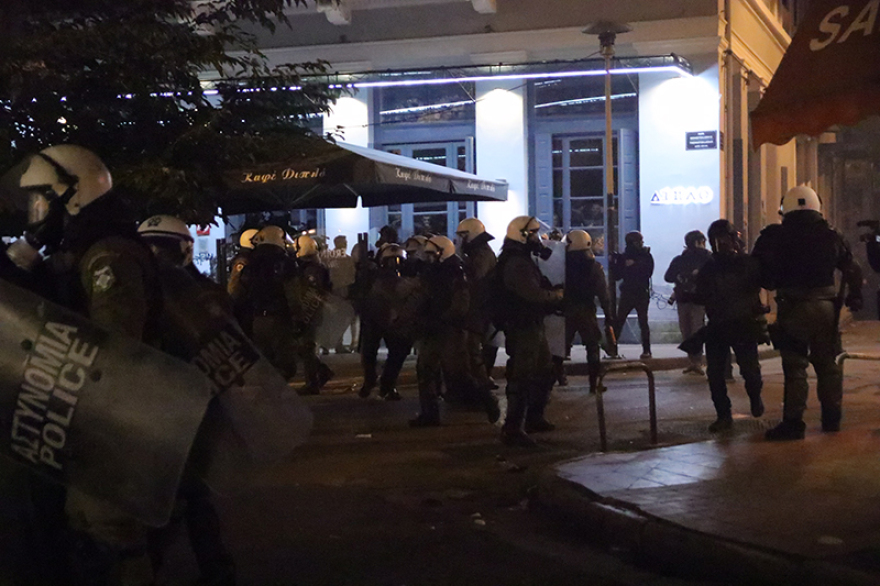 Επέτειος Γρηγορόπουλου: Μολότοφ και δεκάδες προσαγωγές στα Εξάρχεια μετά την ειρηνική πορεία