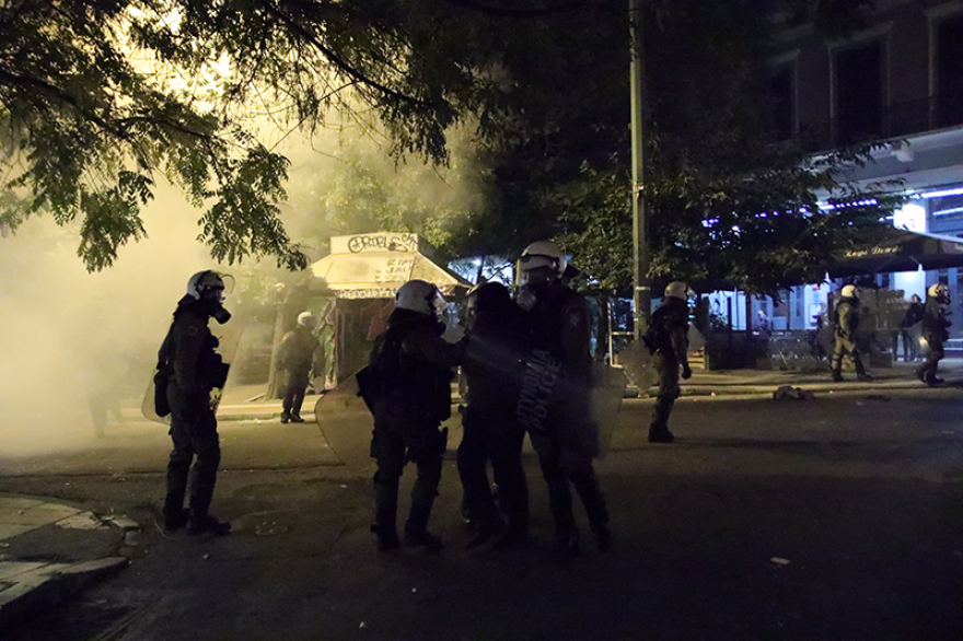 Επέτειος Γρηγορόπουλου: Μολότοφ και δεκάδες προσαγωγές στα Εξάρχεια μετά την ειρηνική πορεία