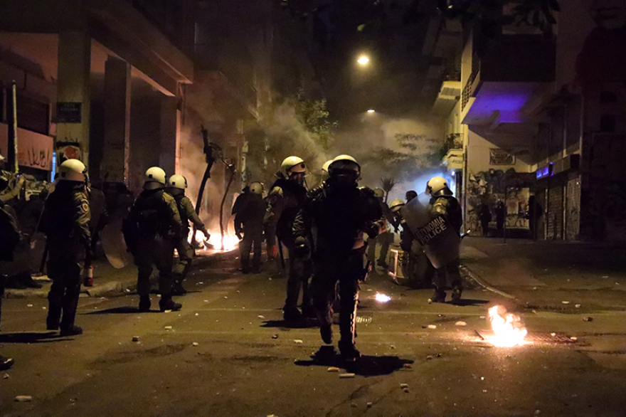 Επέτειος Γρηγορόπουλου: Μολότοφ και δεκάδες προσαγωγές στα Εξάρχεια μετά την ειρηνική πορεία