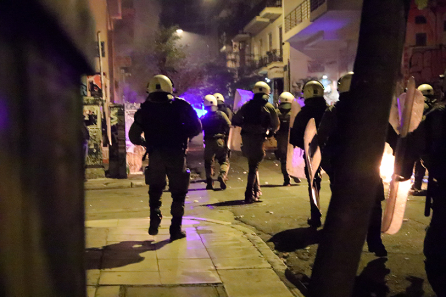 Επέτειος Γρηγορόπουλου: Μολότοφ και δεκάδες προσαγωγές στα Εξάρχεια μετά την ειρηνική πορεία