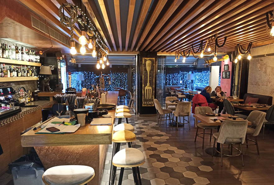 Minister: Χριστουγεννιάτικο πάρτι από το νέο επιχειρηματικό στέκι στην παραλιακή