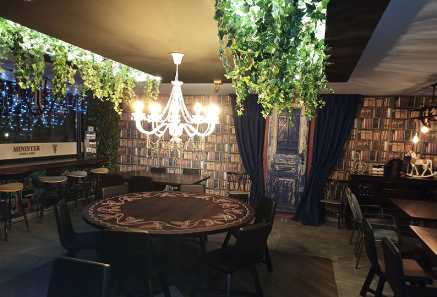 Minister: Χριστουγεννιάτικο πάρτι από το νέο επιχειρηματικό στέκι στην παραλιακή