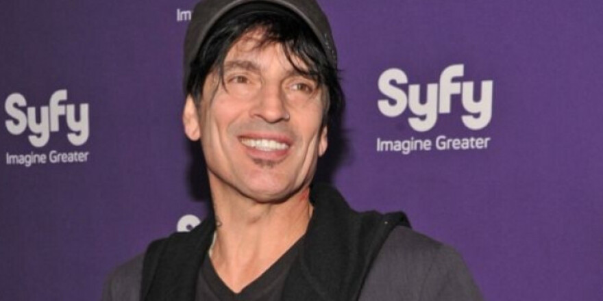 Ο Τόμι Λι στέλνει επιστολή διαμαρτυρίας στον Μάκη Βορίδη για τα γαϊδουράκια της Σαντορίνης 