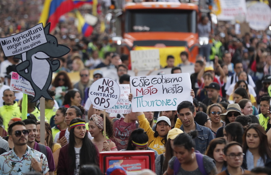 Κολομβία: Χιλιάδες διαδηλωτές με μαγειρικά σκεύη και πολύ χρώμα κατά του Ντούκε