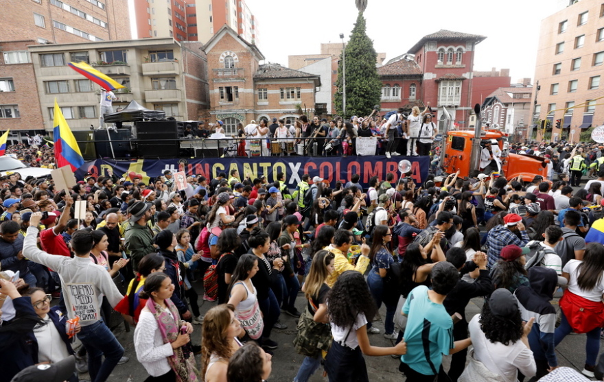 Κολομβία: Χιλιάδες διαδηλωτές με μαγειρικά σκεύη και πολύ χρώμα κατά του Ντούκε