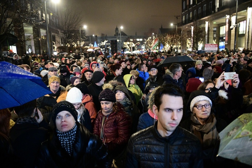 «Γουρούνια, κάτω τα χέρια σας από τα θέατρα!»: Διαδηλώσεις και 50.000 υπογραφές για αμφιλεγόμενη νομοθεσία στην Ουγγαρία