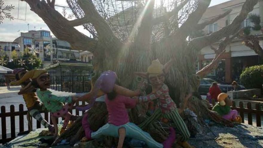 Αίγιο: Με καλικάντζαρους στόλισαν την πόλη - Αντιδρούν οι πολίτες που θέλουν «φάτνη και Χριστό» 