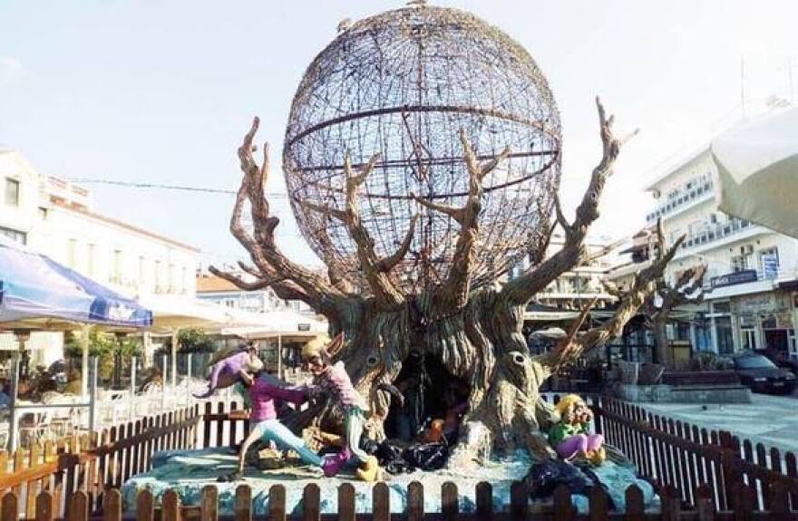 Αίγιο: Με καλικάντζαρους στόλισαν την πόλη - Αντιδρούν οι πολίτες που θέλουν «φάτνη και Χριστό» 