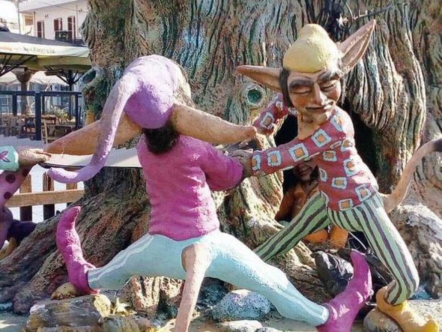 Αίγιο: Με καλικάντζαρους στόλισαν την πόλη - Αντιδρούν οι πολίτες που θέλουν «φάτνη και Χριστό» 