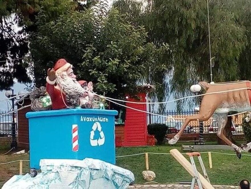 Αίγιο: Με καλικάντζαρους στόλισαν την πόλη - Αντιδρούν οι πολίτες που θέλουν «φάτνη και Χριστό» 