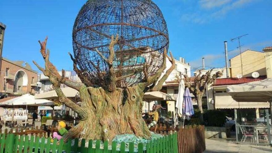 Αίγιο: Με καλικάντζαρους στόλισαν την πόλη - Αντιδρούν οι πολίτες που θέλουν «φάτνη και Χριστό» 