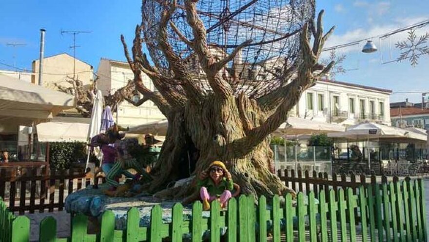 Αίγιο: Με καλικάντζαρους στόλισαν την πόλη - Αντιδρούν οι πολίτες που θέλουν «φάτνη και Χριστό» 