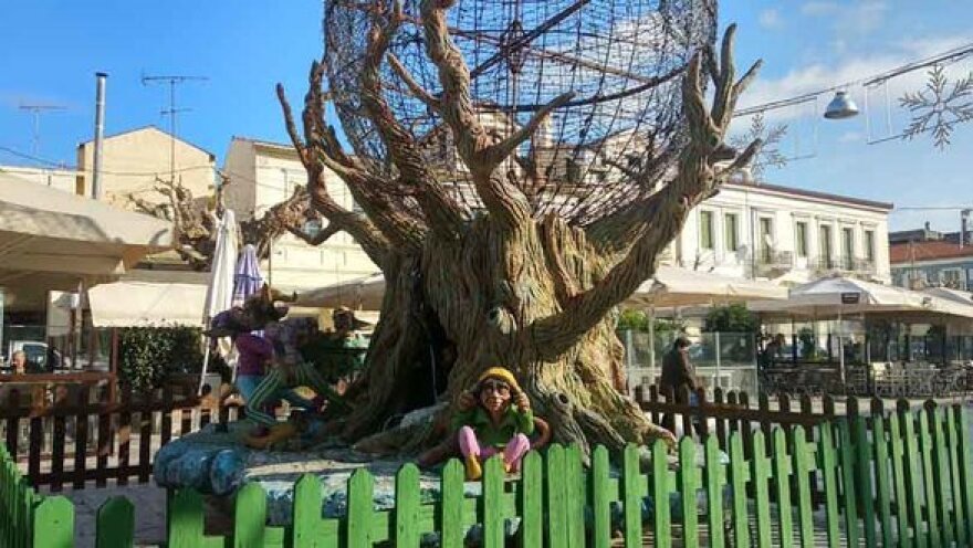 Αίγιο: Με καλικάντζαρους στόλισαν την πόλη - Αντιδρούν οι πολίτες που θέλουν «φάτνη και Χριστό» 