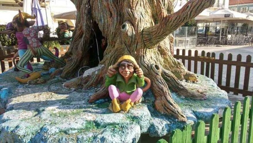 Αίγιο: Με καλικάντζαρους στόλισαν την πόλη - Αντιδρούν οι πολίτες που θέλουν «φάτνη και Χριστό» 