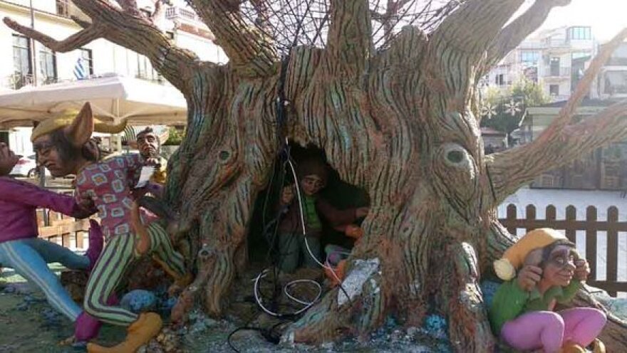 Αίγιο: Με καλικάντζαρους στόλισαν την πόλη - Αντιδρούν οι πολίτες που θέλουν «φάτνη και Χριστό» 