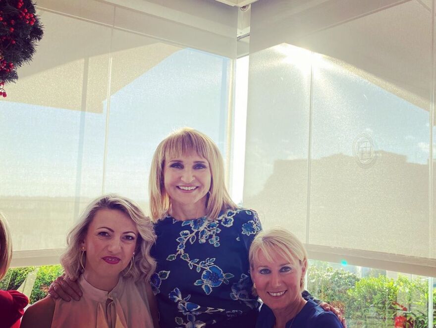 Γιορτινό κάλεσμα της Μαρέβας Μητσοτάκη στις συζύγους των βουλευτών της ΝΔ