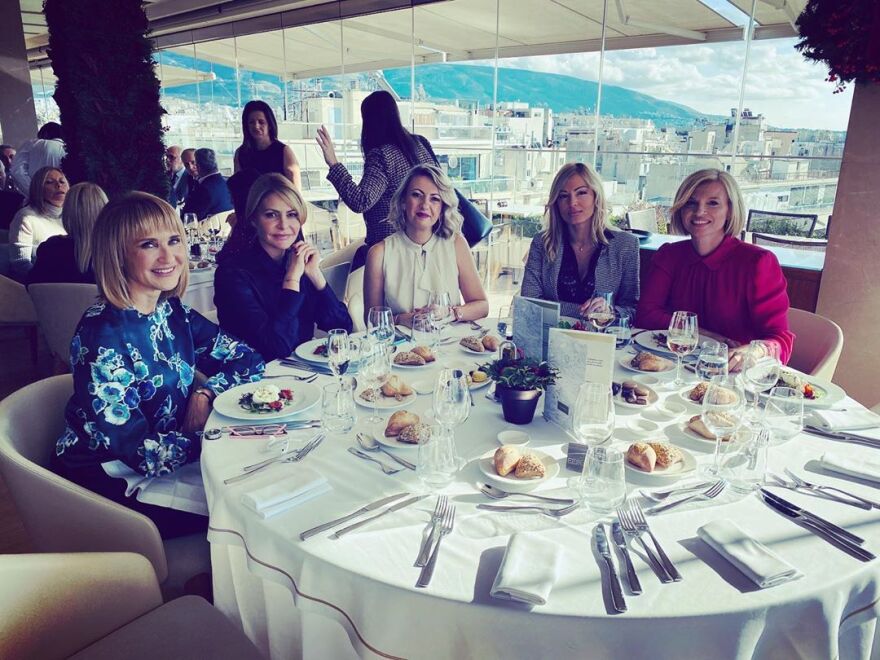 Γιορτινό κάλεσμα της Μαρέβας Μητσοτάκη στις συζύγους των βουλευτών της ΝΔ