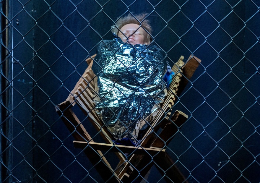 Εκκλησία στις ΗΠΑ έβαλε σε κελιά τις μορφές του Ιησού, της Μαρίας και του Ιωσήφ!