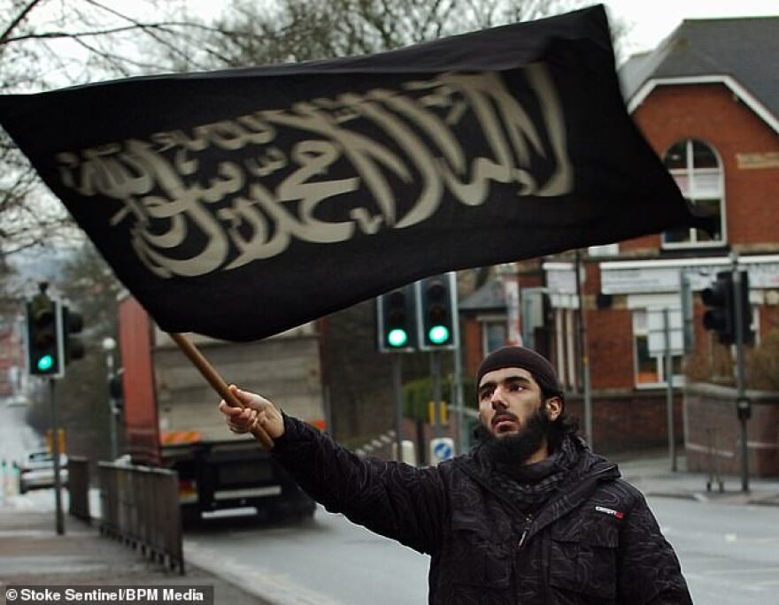 Βρετανία: Ύποπτοι τζιχαντιστές απαγορεύεται να κυκλοφορούν σε πολυσύχναστα μέρη ενόψει Χριστουγέννων 