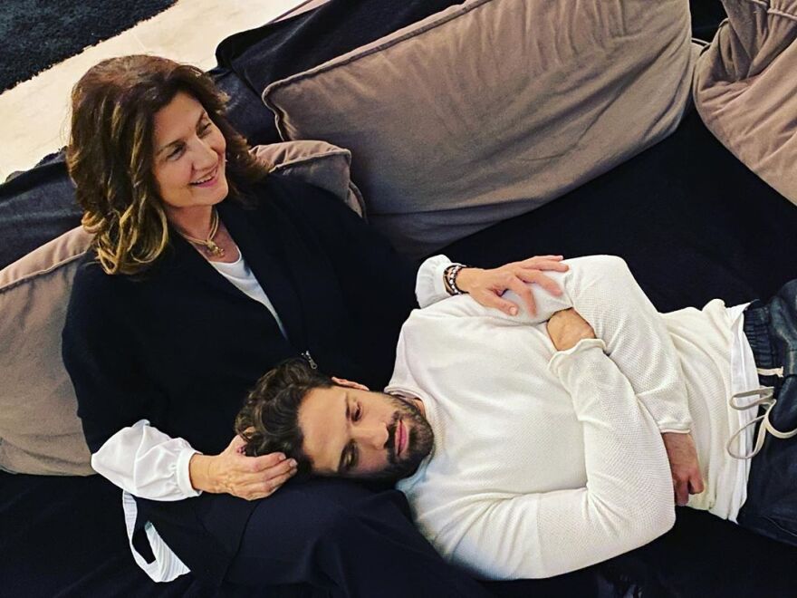 Φωτογραφία: Ο Κωνσταντίνος Αργυρός κοιμάται στην αγκαλιά της μητέρας του