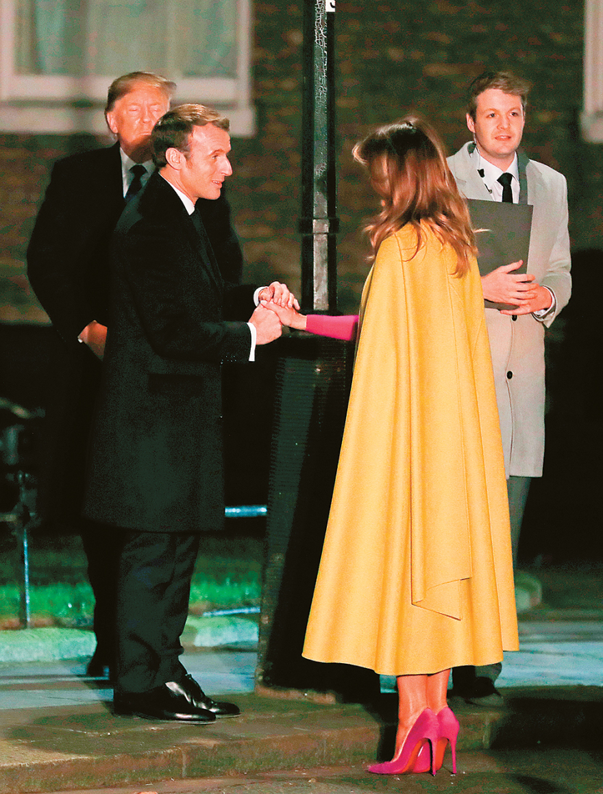 Ο ταραγμένος κύριος Τραμπ: Άλλαξε όροφο η Μελάνια, τον άδειασε ο Μακρόν, τον τρέχει η Πελόζι