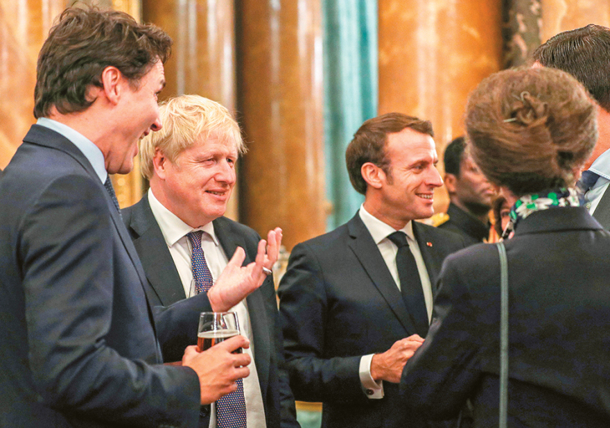 Ο ταραγμένος κύριος Τραμπ: Άλλαξε όροφο η Μελάνια, τον άδειασε ο Μακρόν, τον τρέχει η Πελόζι