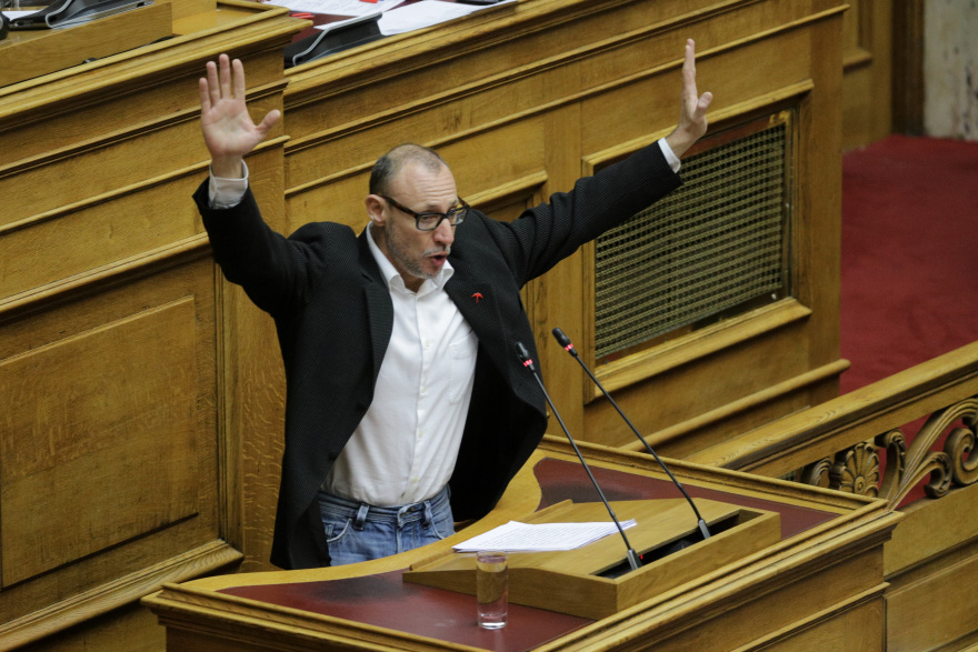 «Παράσταση» Γρηγοριάδη στη Βουλή για την αστυνομική βία: «Παραδίνομαι...»