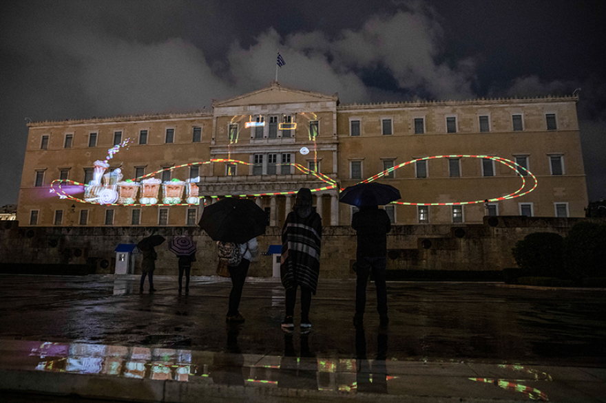 Χριστούγεννα 2019: Φωταγωγήθηκε το δέντρο στο Σύνταγμα - «Ντύθηκε» με χρώματα και η Βουλή!