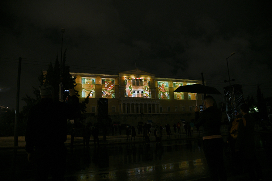 Χριστούγεννα 2019: Φωταγωγήθηκε το δέντρο στο Σύνταγμα - «Ντύθηκε» με χρώματα και η Βουλή!