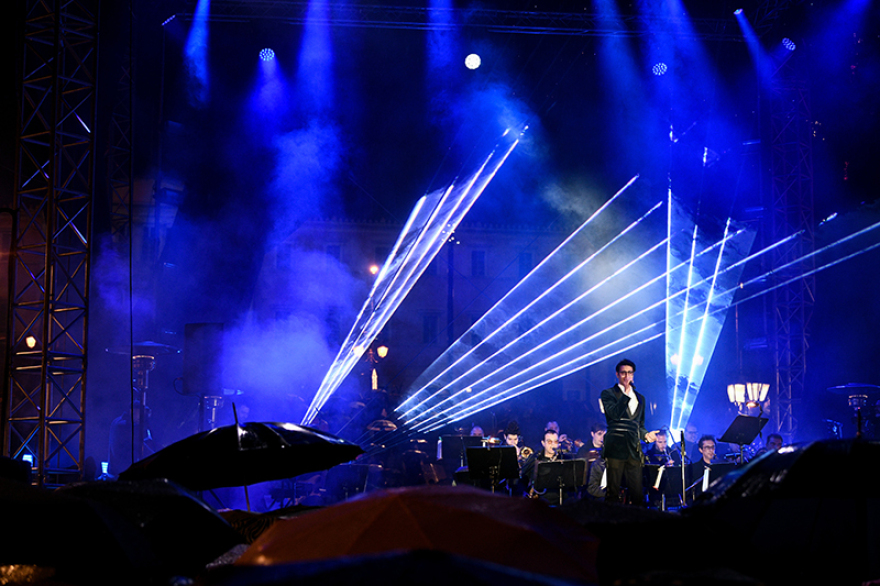 Χριστούγεννα 2019: Φωταγωγήθηκε το δέντρο στο Σύνταγμα - «Ντύθηκε» με χρώματα και η Βουλή!