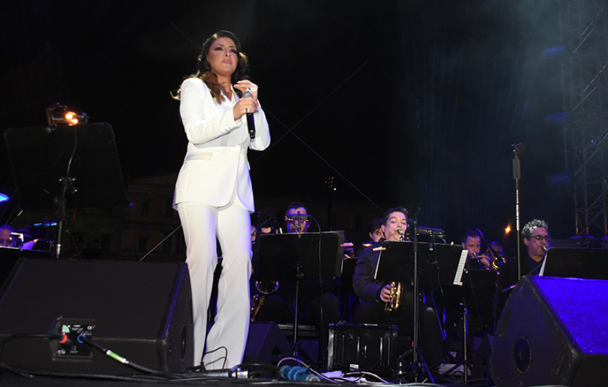 Χριστούγεννα 2019: Φωταγωγήθηκε το δέντρο στο Σύνταγμα - «Ντύθηκε» με χρώματα και η Βουλή!