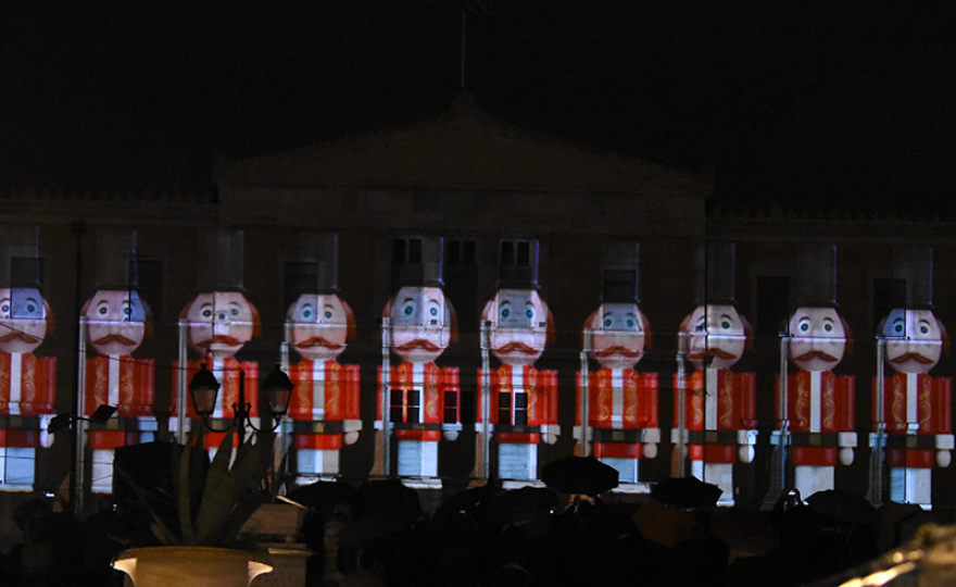 Χριστούγεννα 2019: Φωταγωγήθηκε το δέντρο στο Σύνταγμα - «Ντύθηκε» με χρώματα και η Βουλή!