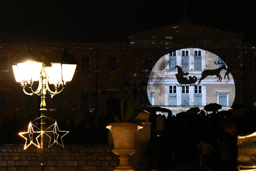 Χριστούγεννα 2019: Φωταγωγήθηκε το δέντρο στο Σύνταγμα - «Ντύθηκε» με χρώματα και η Βουλή!