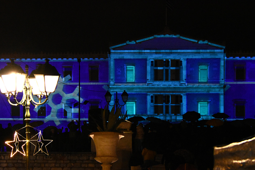 Χριστούγεννα 2019: Φωταγωγήθηκε το δέντρο στο Σύνταγμα - «Ντύθηκε» με χρώματα και η Βουλή!