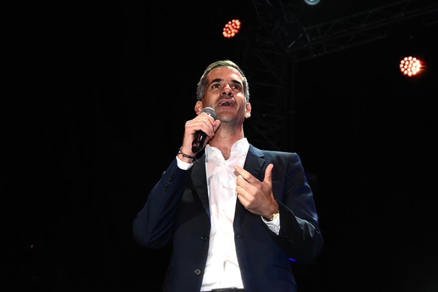 Χριστούγεννα 2019: Φωταγωγήθηκε το δέντρο στο Σύνταγμα - «Ντύθηκε» με χρώματα και η Βουλή!