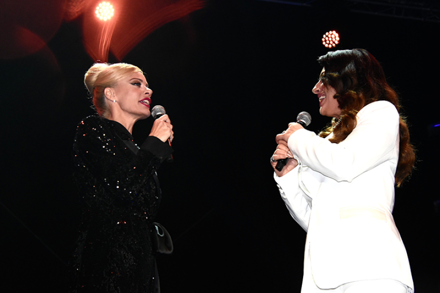 Χριστούγεννα 2019: Φωταγωγήθηκε το δέντρο στο Σύνταγμα - «Ντύθηκε» με χρώματα και η Βουλή!