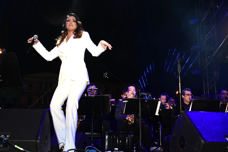 Χριστούγεννα 2019: Φωταγωγήθηκε το δέντρο στο Σύνταγμα - «Ντύθηκε» με χρώματα και η Βουλή!