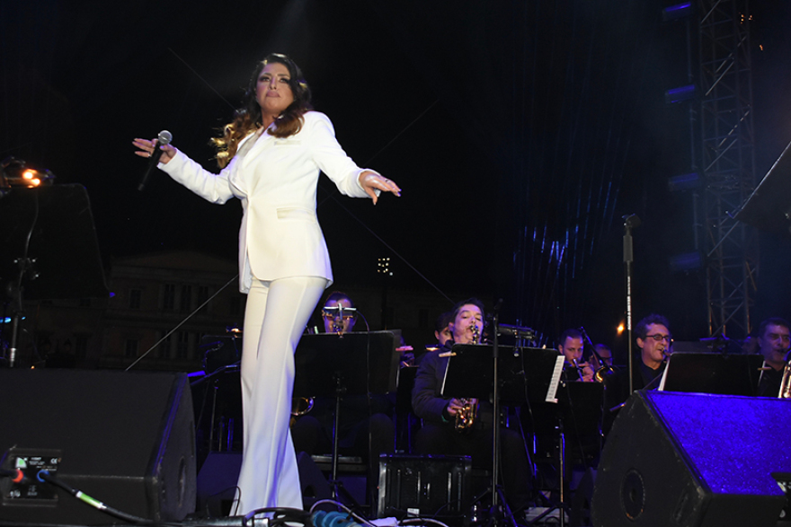 Χριστούγεννα 2019: Φωταγωγήθηκε το δέντρο στο Σύνταγμα - «Ντύθηκε» με χρώματα και η Βουλή!