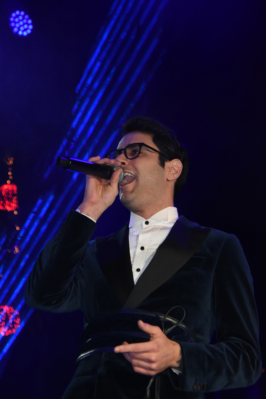 Χριστούγεννα 2019: Φωταγωγήθηκε το δέντρο στο Σύνταγμα - «Ντύθηκε» με χρώματα και η Βουλή!