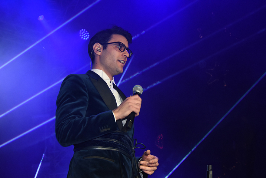 Χριστούγεννα 2019: Φωταγωγήθηκε το δέντρο στο Σύνταγμα - «Ντύθηκε» με χρώματα και η Βουλή!